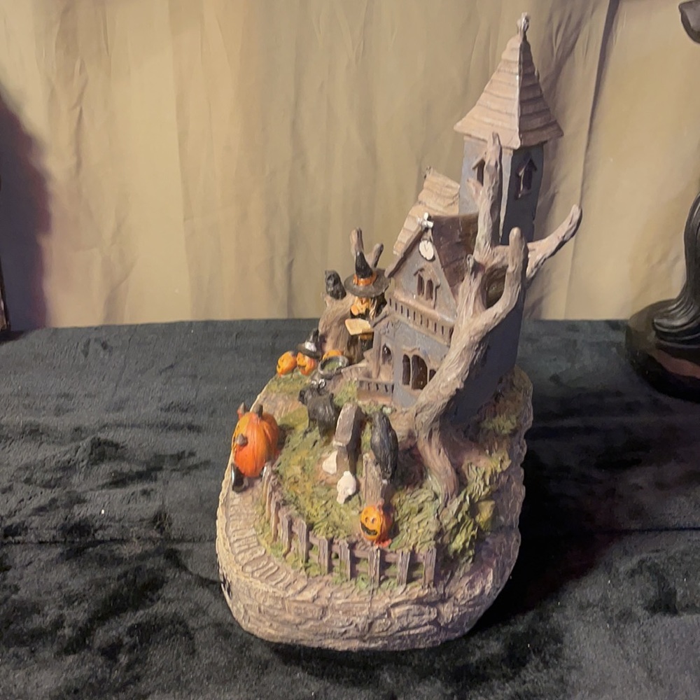 Haunted House Halloween Resin LED Decor - Picture 5 of 7
